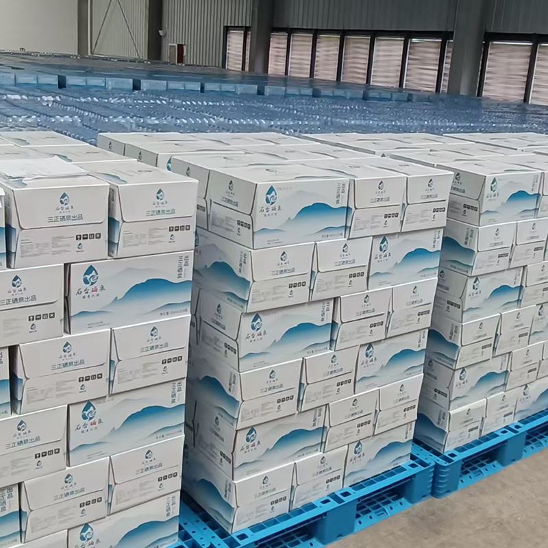 Looduslik seleeni mineraalvesi musta tee valmistamiseks